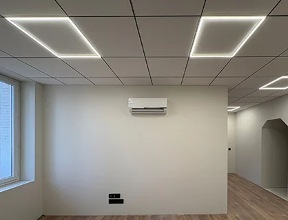 Espace de bureau professionnel moderne à Vichy avec éclairage LED encastré et installation de climatisation murale par Charnet Électricité Générale.