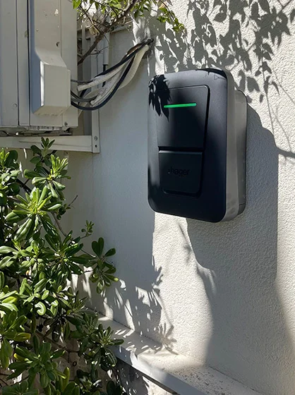 Installation extérieure d'une borne de recharge IRVE pour véhicule électrique sur un mur de maison par l'entreprise Charnet Électricité Générale à Vichy.