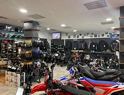 Éclairage LED professionnel et installation électrique d'un magasin de motos à Vichy, réalisés par l'entreprise Charnet Électricité Générale.