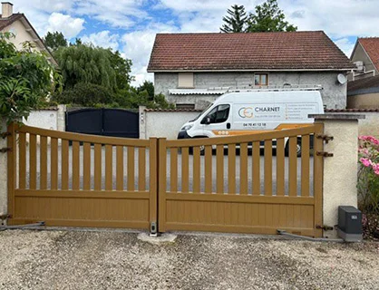 Installation d'un système d'automatisation de portail extérieur par un technicien de Charnet Électricité Générale à Vichy.
