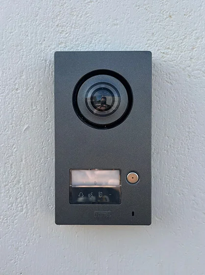 Installation d'un interphone vidéo et système de sécurité connecté pour maison par l'entreprise Charnet Électricité Générale à Vichy.
