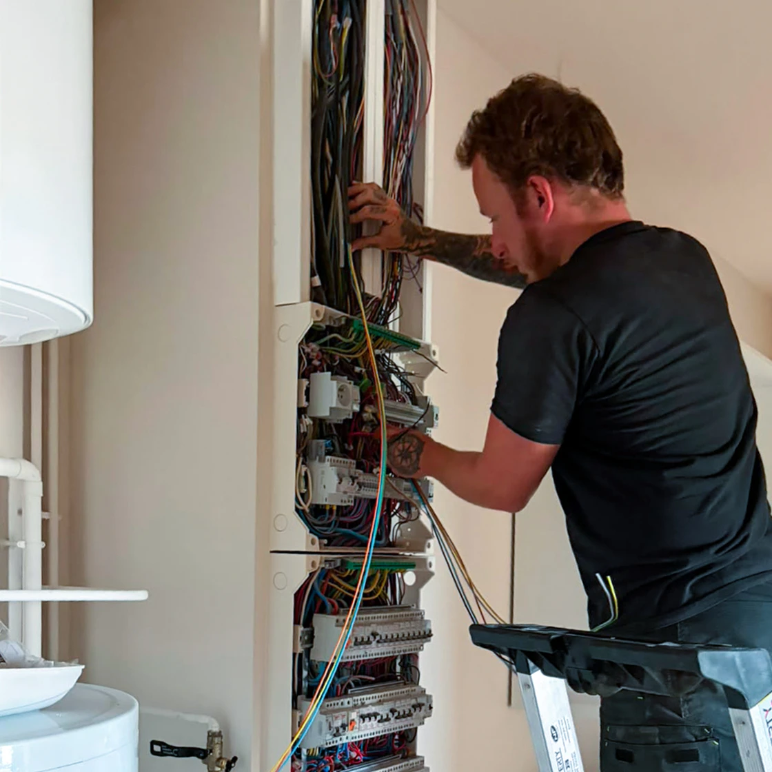 Électricien de chez Charnet raccordant un tableau électrique et son câblage, installation électrique générale à Vichy dans l'Allier (03)